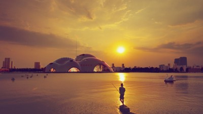 Mái vòm nhà hát lấy cảm hứng từ những con sóng hồ Tây.