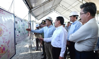 Phó Thủ tướng Hồ Đức Phớc và Đoàn công tác số 6 nghe báo cáo tiến độ cao tốc Bến Lức - Long Thành. (Ảnh: Chính phủ)