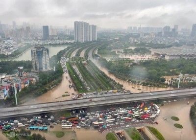 Nút giao Trần Duy Hưng - Đại lộ Thăng Long bị ngập trong trận mưa lớn hôm 7/10. Ảnh: Giang Trịnh