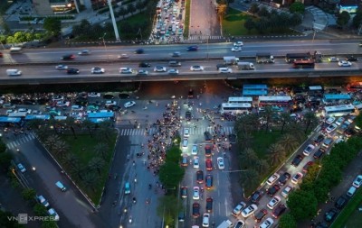 Nút giao đường Mễ Trì - Dương Đình Nghệ - Vành đai 3 có lưu lượng phương tiện đông, hay ùn tắc vào giờ cao điểm. Ảnh: Thanh Hải