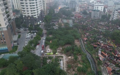 Đoạn Vành đai 2,5 qua phường Dịch Vọng – khu “đất vàng” quận Cầu Giấy – vẫn dang dở sau nhiều năm. Ảnh: NA.