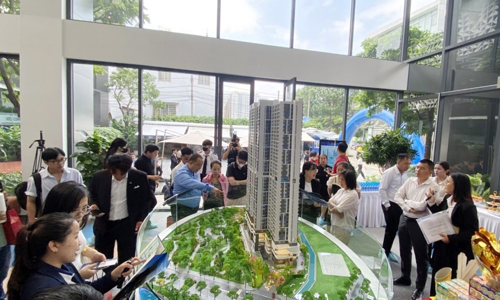 Khách hàng tìm hiểu thông tin sản phẩm căn hộ chung cư tại một sàn giao dịch bất động sản