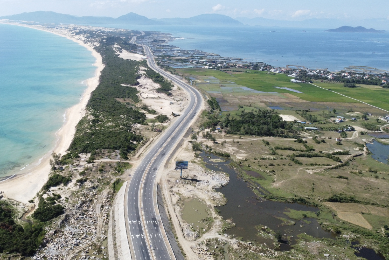 Hạ tầng giao thông sẵn sàng để tạo thuận lợi cho thu hút đầu tư vào Khu Kinh tế Vân Phong.