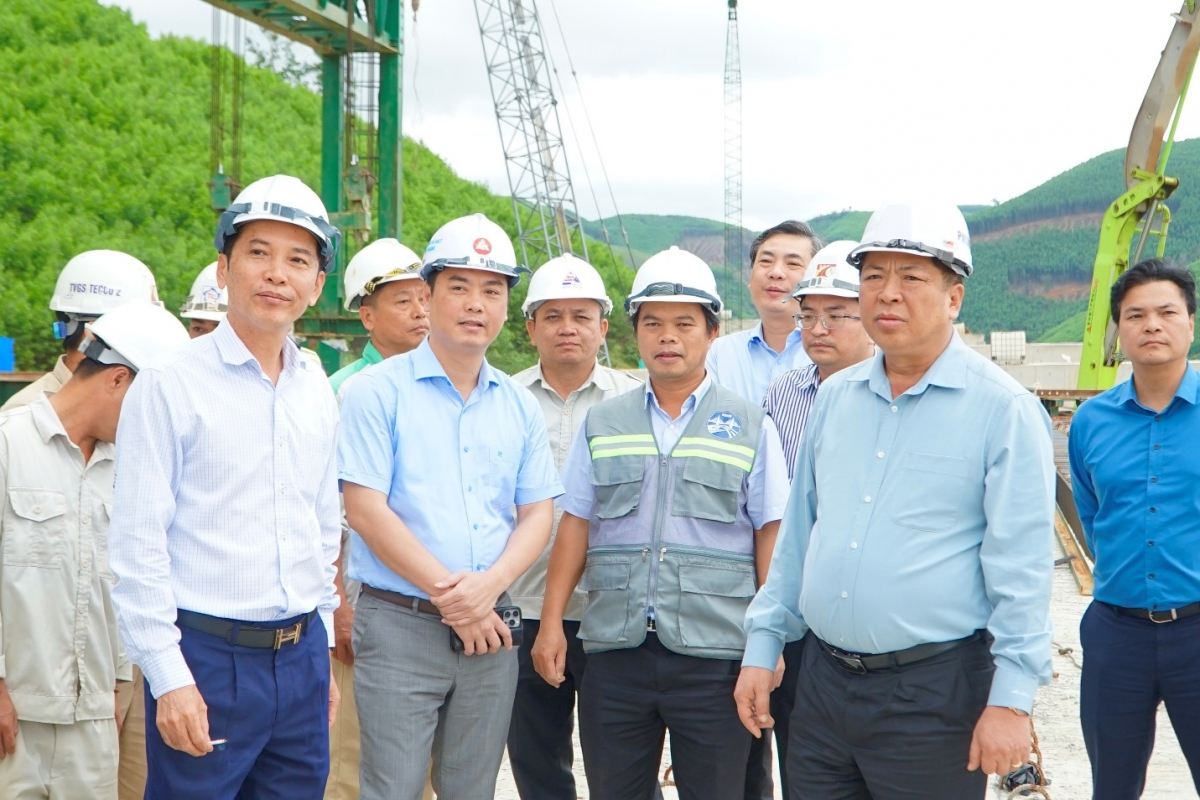 Bộ trưởng Trần Hồng Minh nghe báo cáo tiến độ thi công dự án tuyến cao tốc Khánh Hòa – Buôn Ma Thuột.