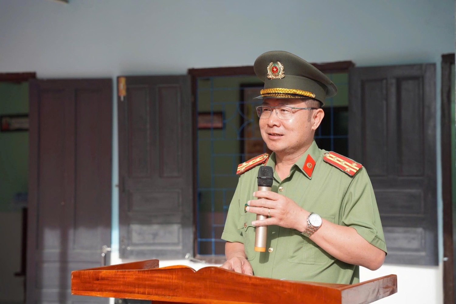 Đại tá Nguyễn Quân, Phó Giám đốc Công an tỉnh phát biểu chúc mừng.