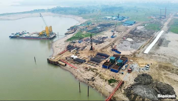 Cầu Hồng Hà được chủ đầu tư và các nhà thầu quyết liệt triển khai ngay sau lễ khởi công. Ảnh: Quang Thái