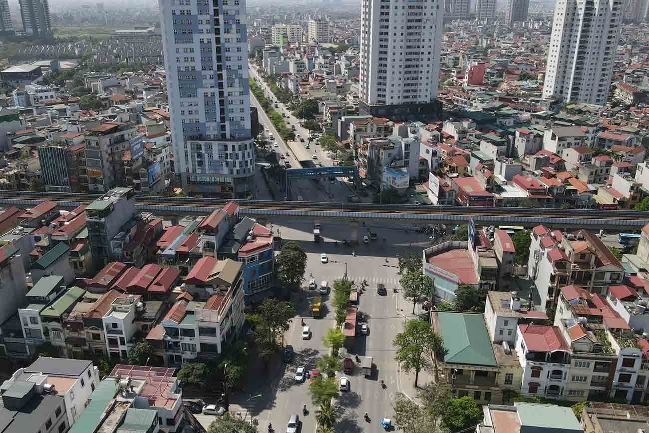 Nút giao đường Lê Trọng Tấn - Quốc lộ 6 (phường Kiến Hưng và Dương Nội, Hà Nội) có tuyến đường sắt đô thị Cát Linh - Hà Đông chạy qua. Ảnh: Sóng Hữu