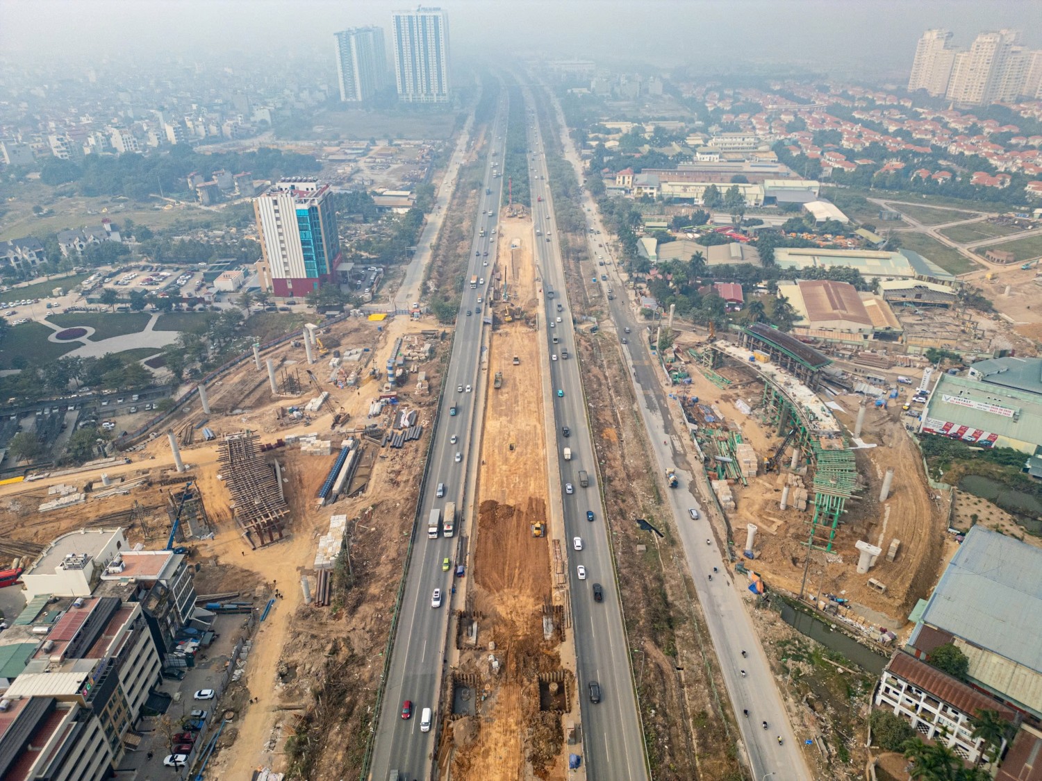 Công trường Dự án nút giao khác mức giữa đường Vành đai 3,5 với Đại lộ Thăng Long. Ảnh: Sóng Hữu