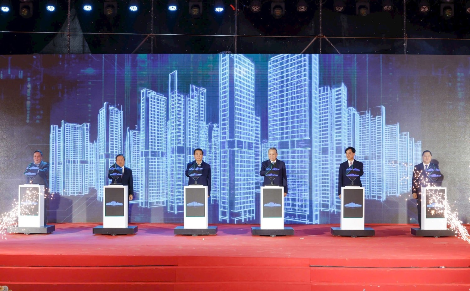 Tổng Bí thư Tô Lâm cùng các đại biểu thực hiện nghi thức khởi công dự án. Ảnh: hanoimoi.vn