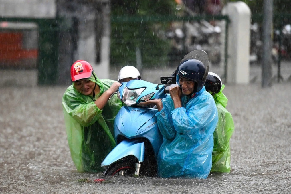 Nhiều phương tiện chết máy trên đường hồi tháng 9/2025 (Ảnh: Sơn Nguyễn).